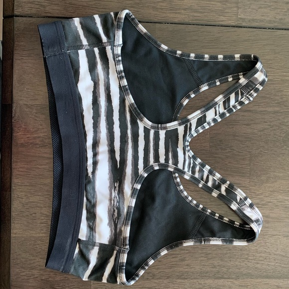 Black and white Nike sports top - Picture 3 of 8